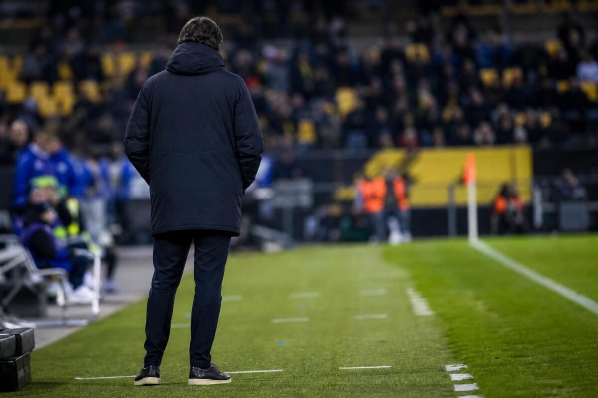 Carl Hoefkens langs de zijlijn in een wedstrijdcontext