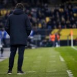 Carl Hoefkens langs de zijlijn in een wedstrijdcontext