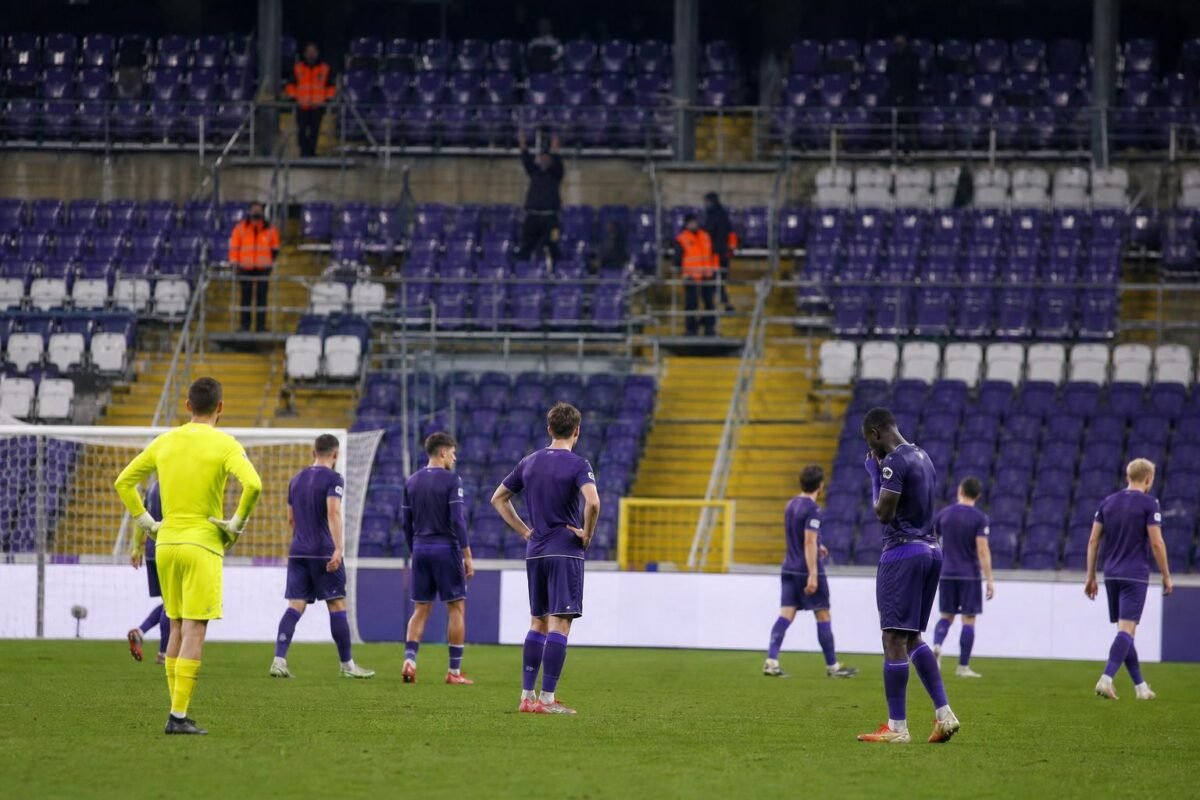 Spelers van RSC Anderlecht in Lotto Park na de 2-2 tegen KV Mechelen