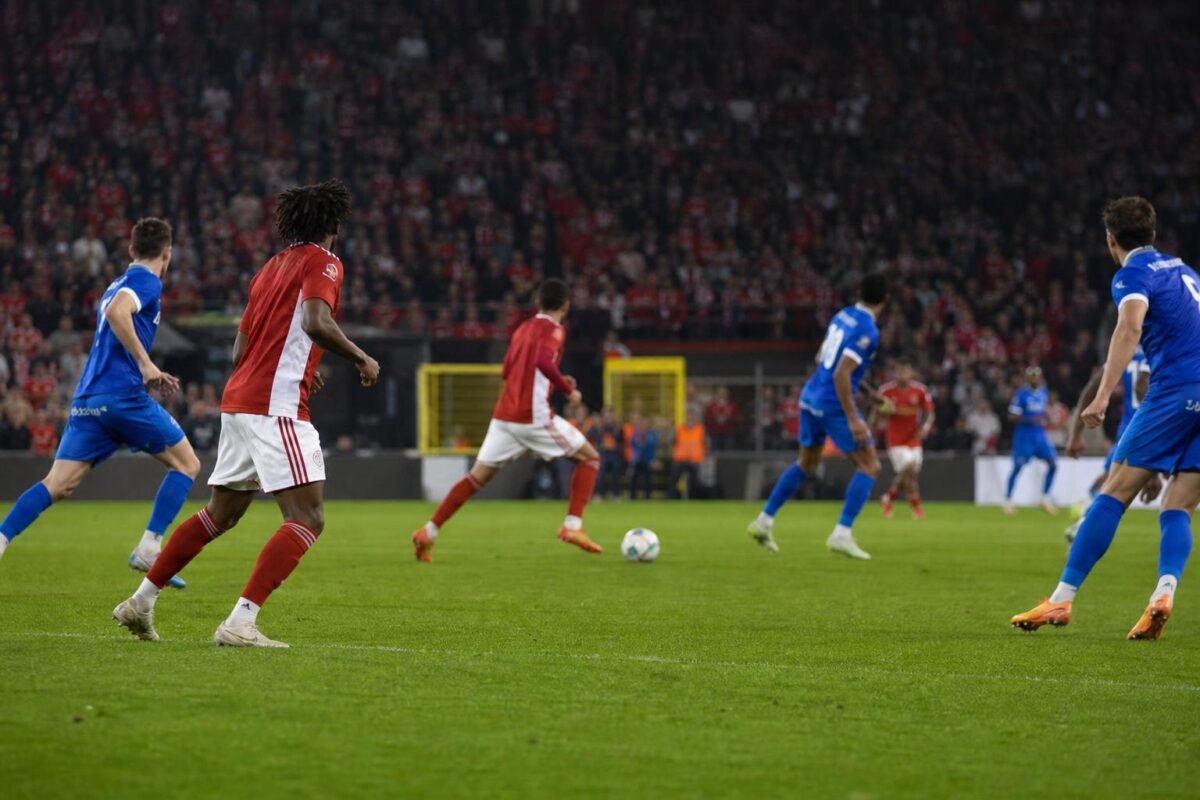 Spelers van Standard en KRC Genk op het veld na het 0-0-gelijkspel in Luik