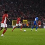 Spelers van Standard en KRC Genk op het veld na het 0-0-gelijkspel in Luik