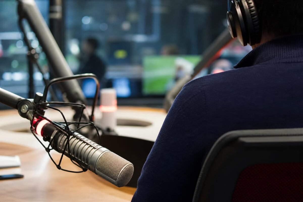Marc Degryse in studiocontext terwijl hij de titelstrijd in België bespreekt