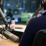 Marc Degryse in studiocontext terwijl hij de titelstrijd in België bespreekt