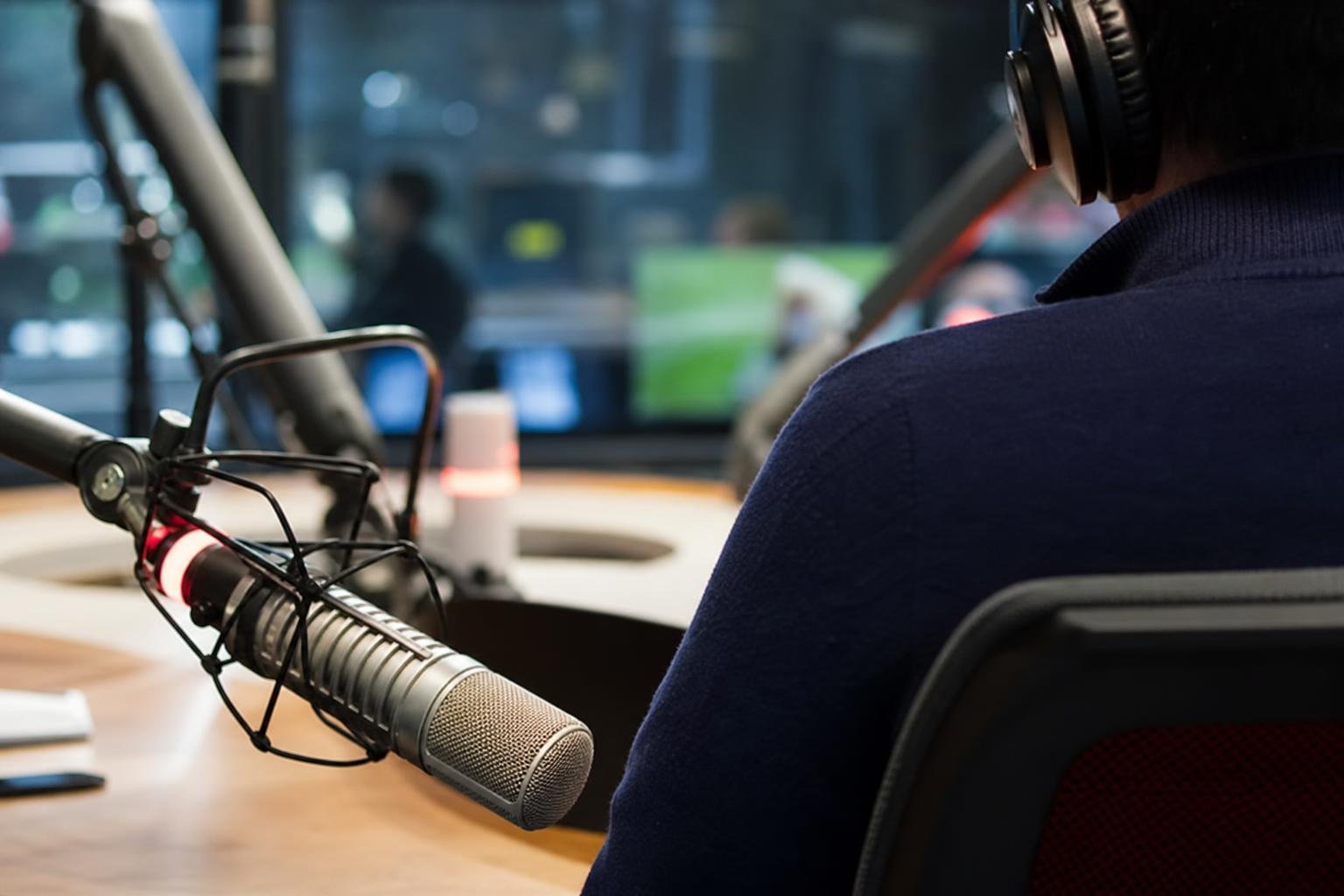 Marc Degryse in studiocontext terwijl hij de titelstrijd in België bespreekt