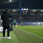 Yannick Ferrera langs de zijlijn tijdens Lommel tegen FC Dender in de barrages