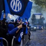 Sfeerbeeld van de titelparade van Inter in Milaan met supporters langs de route