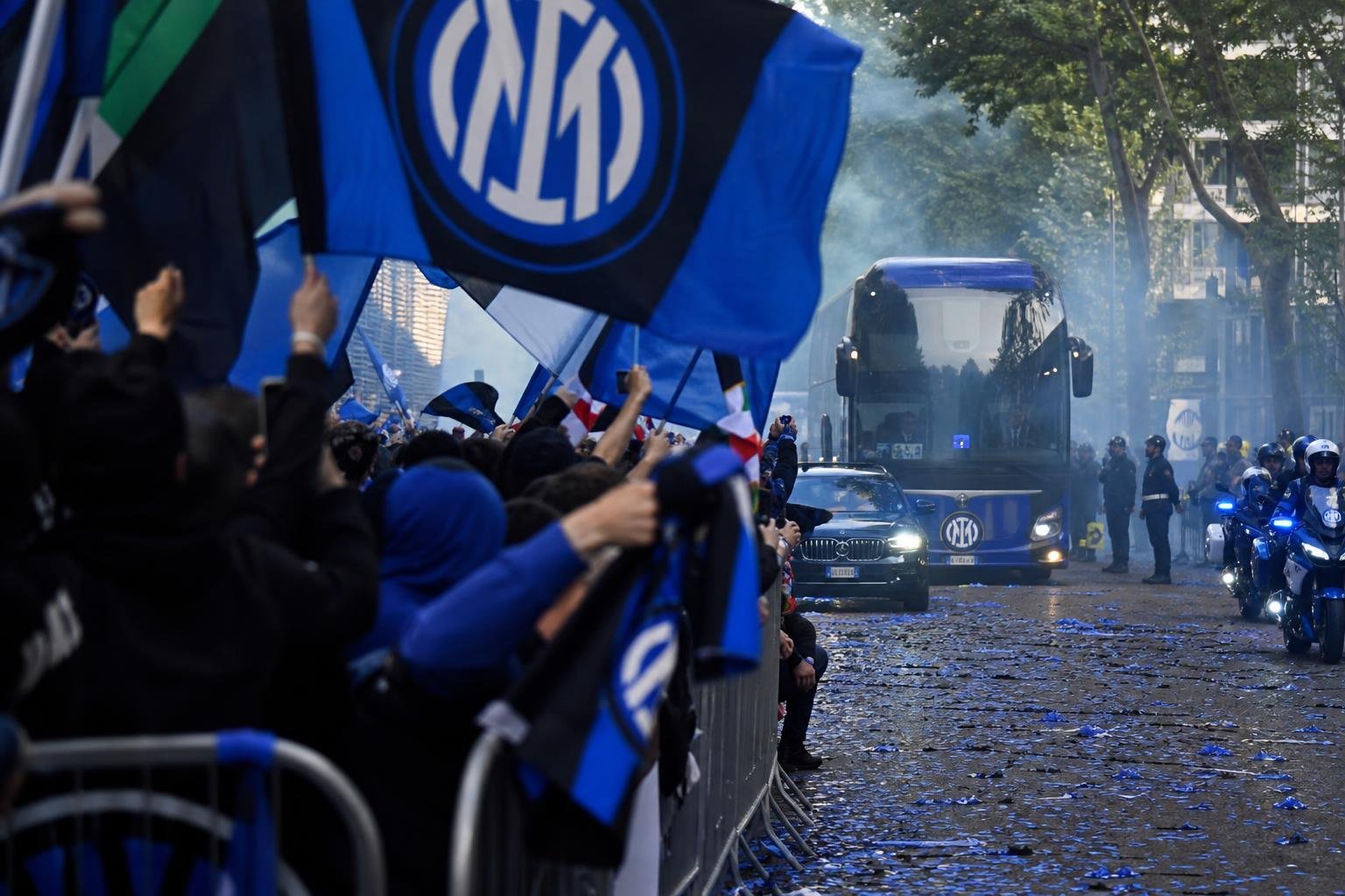 Sfeerbeeld van de titelparade van Inter in Milaan met supporters langs de route