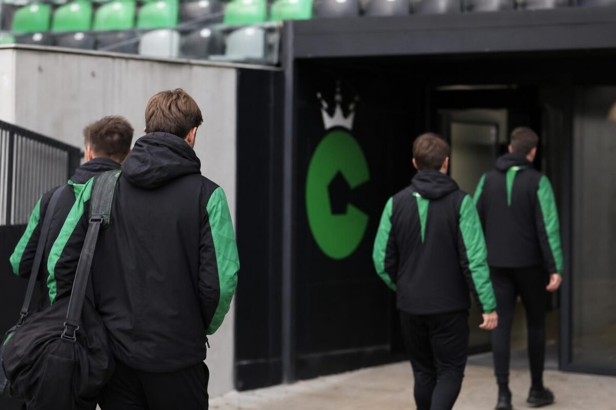 Sfeerbeeld rond Cercle Brugge terwijl transfergeruchten over Flavio Nazinho toenemen