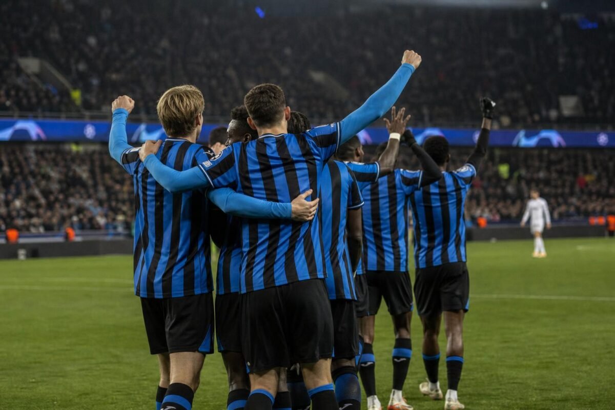 Spelers van Club Brugge vieren een doelpunt tijdens de 5-0 zege tegen Union Saint-Gilloise.