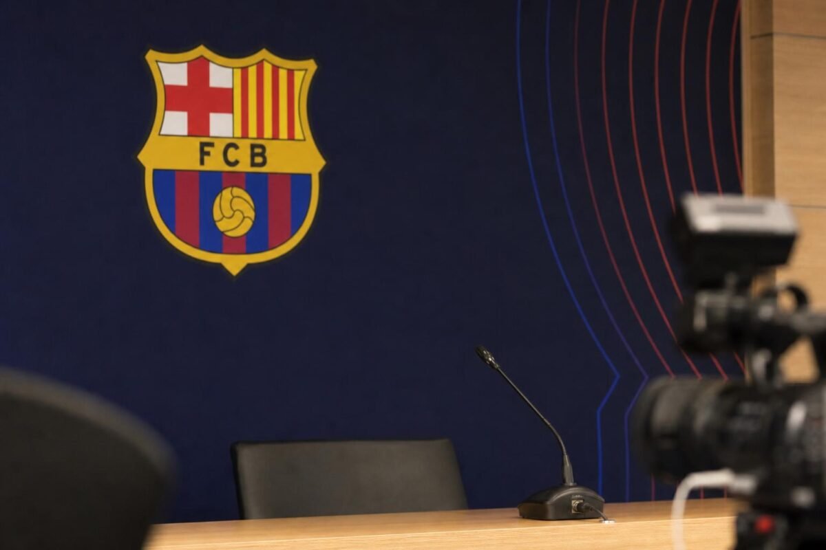Hansi Flick bij FC Barcelona na de aankondiging van zijn contractverlenging