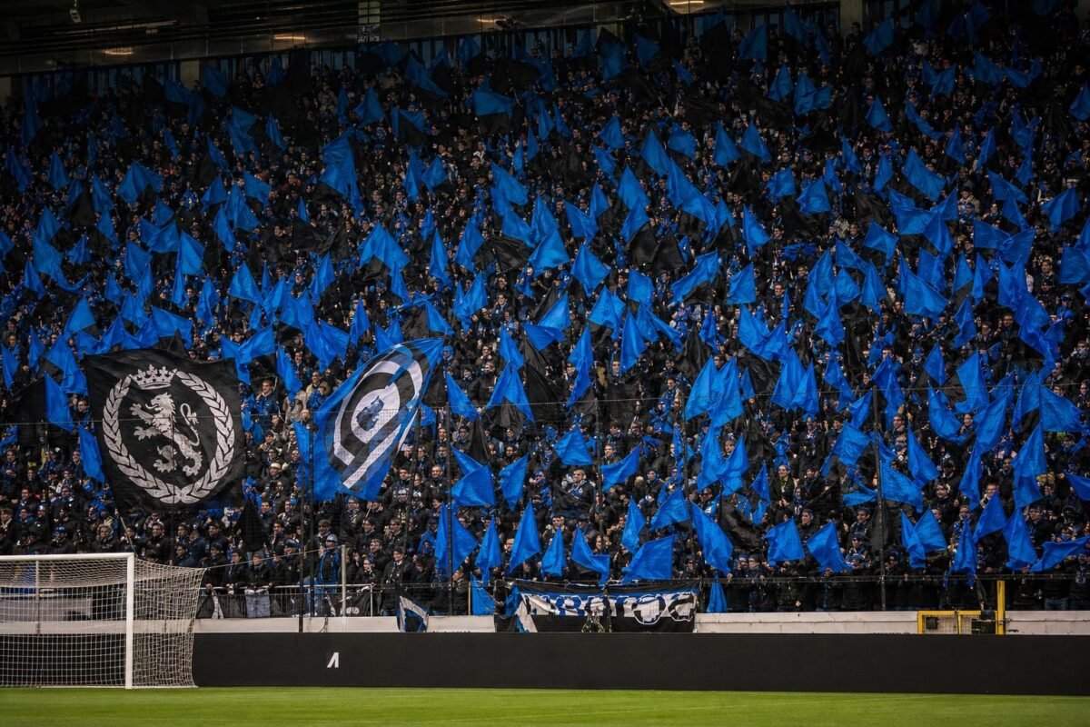 Sfeerbeeld in het Jan Breydelstadion bij Club Brugge met tribunes op de achtergrond