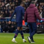 Een PSG-speler verlaat het veld na een vroeg schrikmoment, met stafleden op de achtergrond.