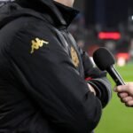 Frederik Vanderbiest coacht KV Mechelen langs de zijlijn tijdens een wedstrijd.