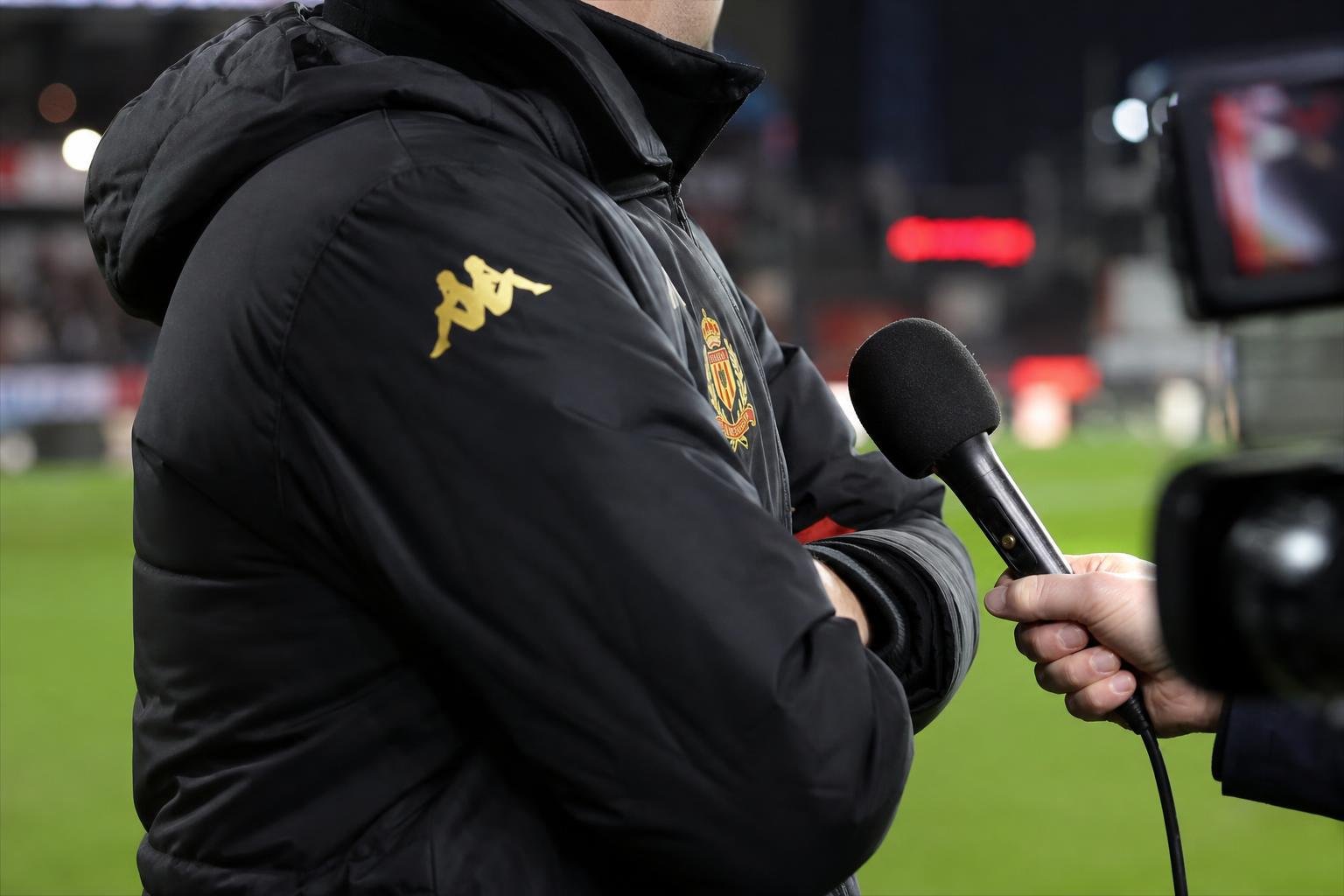 Frederik Vanderbiest coacht KV Mechelen langs de zijlijn tijdens een wedstrijd.