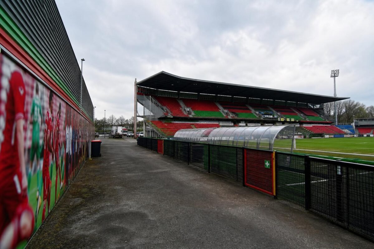 Sfeerbeeld rond het Regenboogstadion van Zulte Waregem aan de Gaverbeek