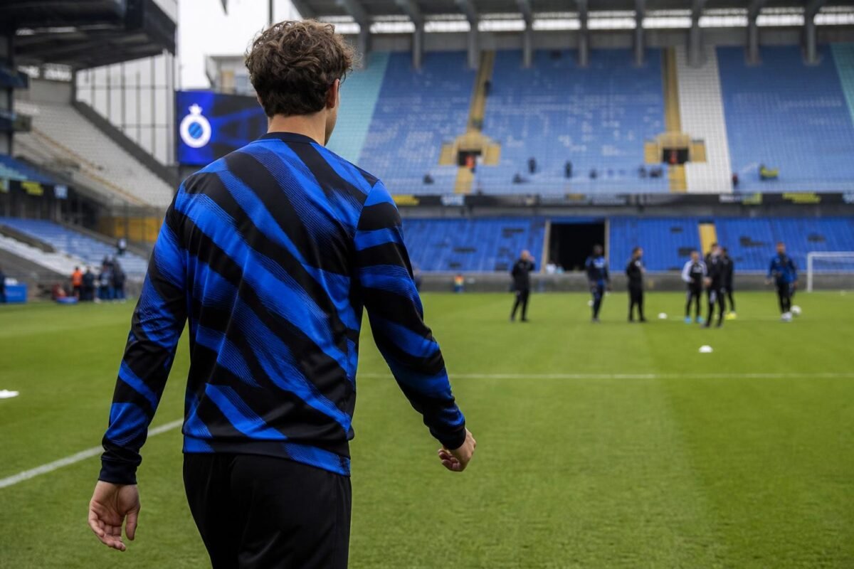 Aleksandar Stankovic in Club Brugge-tenue in het Jan Breydelstadion
