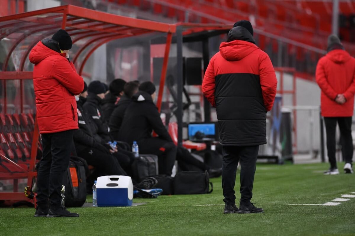 Sfeerbeeld aan de zijlijn in het Bosuilstadion bij Royal Antwerp FC