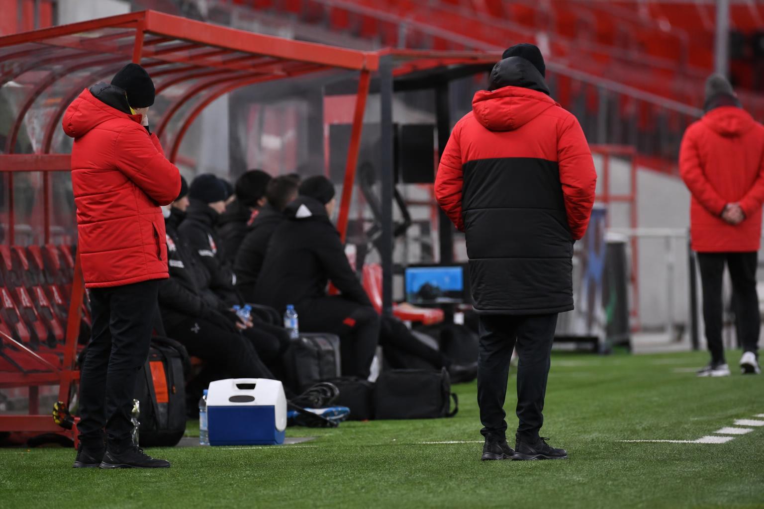 Sfeerbeeld aan de zijlijn in het Bosuilstadion bij Royal Antwerp FC