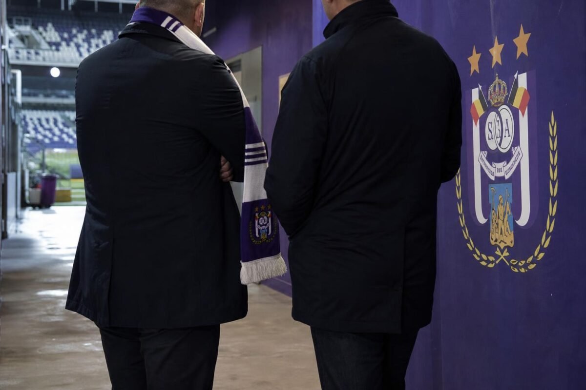 Antoine Sibierski in de omgeving van het Lotto Park tijdens een moment rond Anderlecht, zonder herkenbare gezichten.