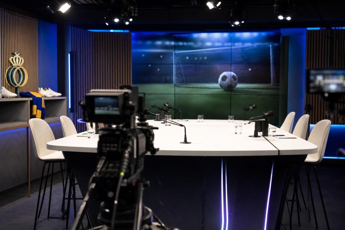 Televisiestudio met sportpanel tijdens debat over Union SG na de 5-0 tegen Club Brugge