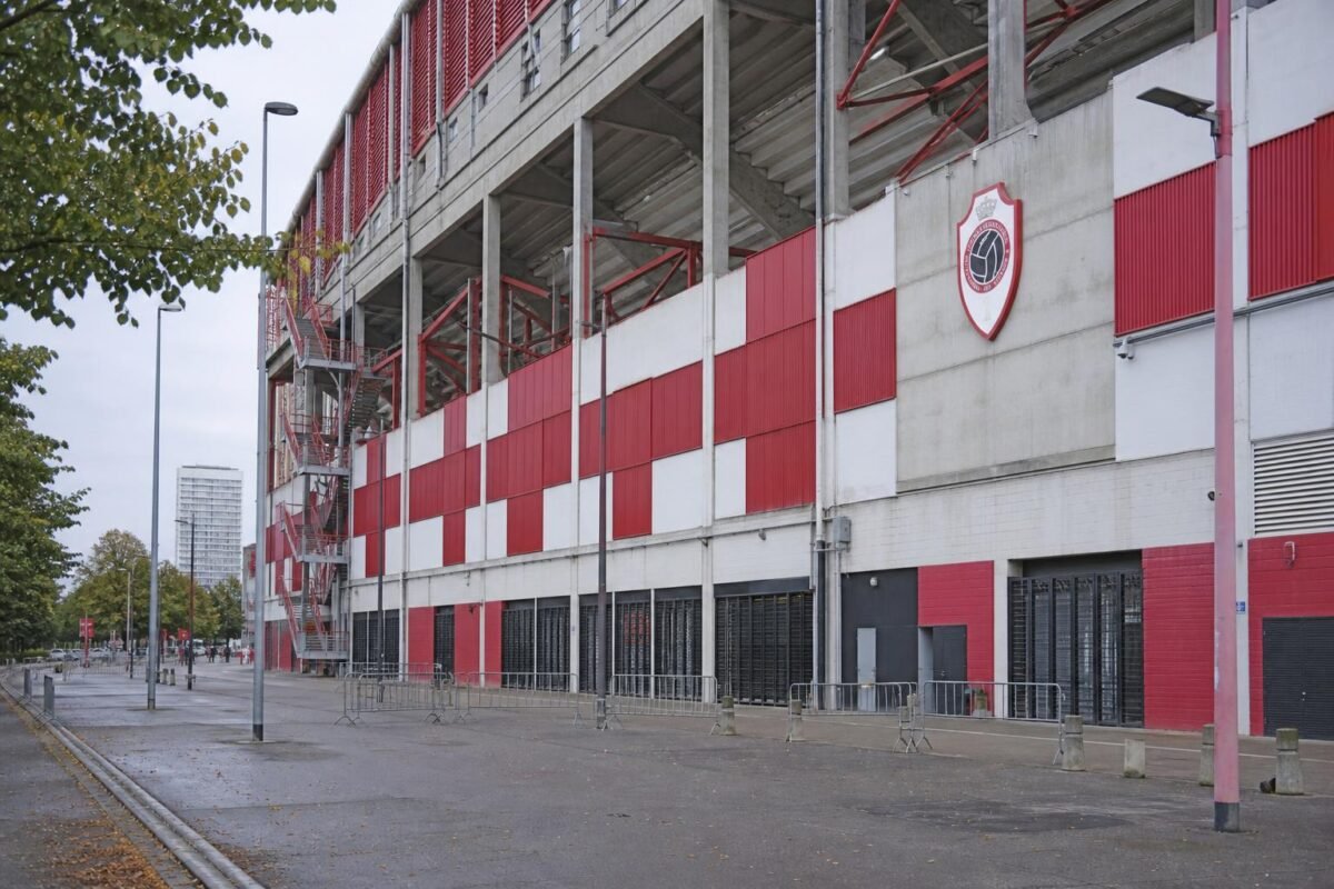 Sfeerbeeld rond Royal Antwerp FC met focus op de clubleiding en de Bosuil