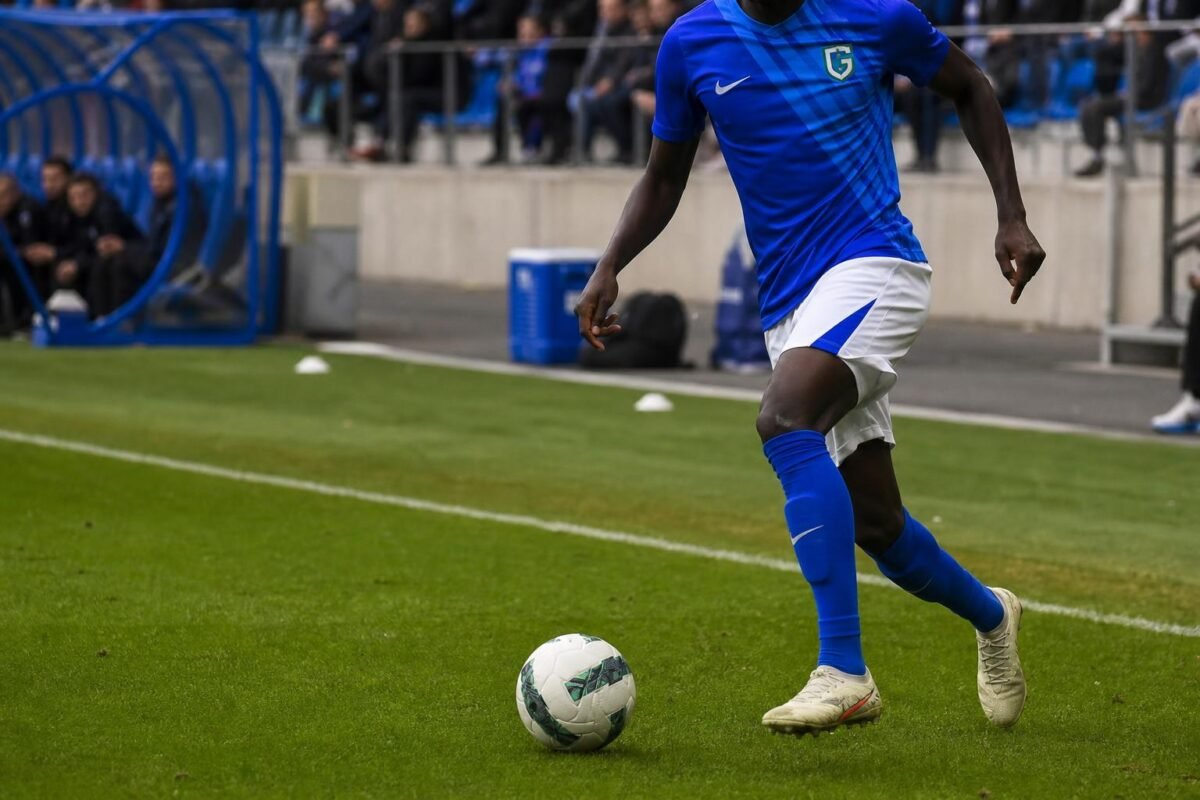 Speler van KRC Genk in actie op de flank tijdens een wedstrijd, met focus op intensiteit en beweging.