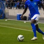 Speler van KRC Genk in actie op de flank tijdens een wedstrijd, met focus op intensiteit en beweging.