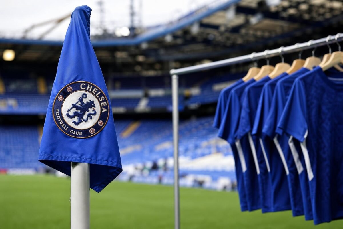 Xabi Alonso in een Chelsea-context met focus op het transferdossier voor een nieuwe spits