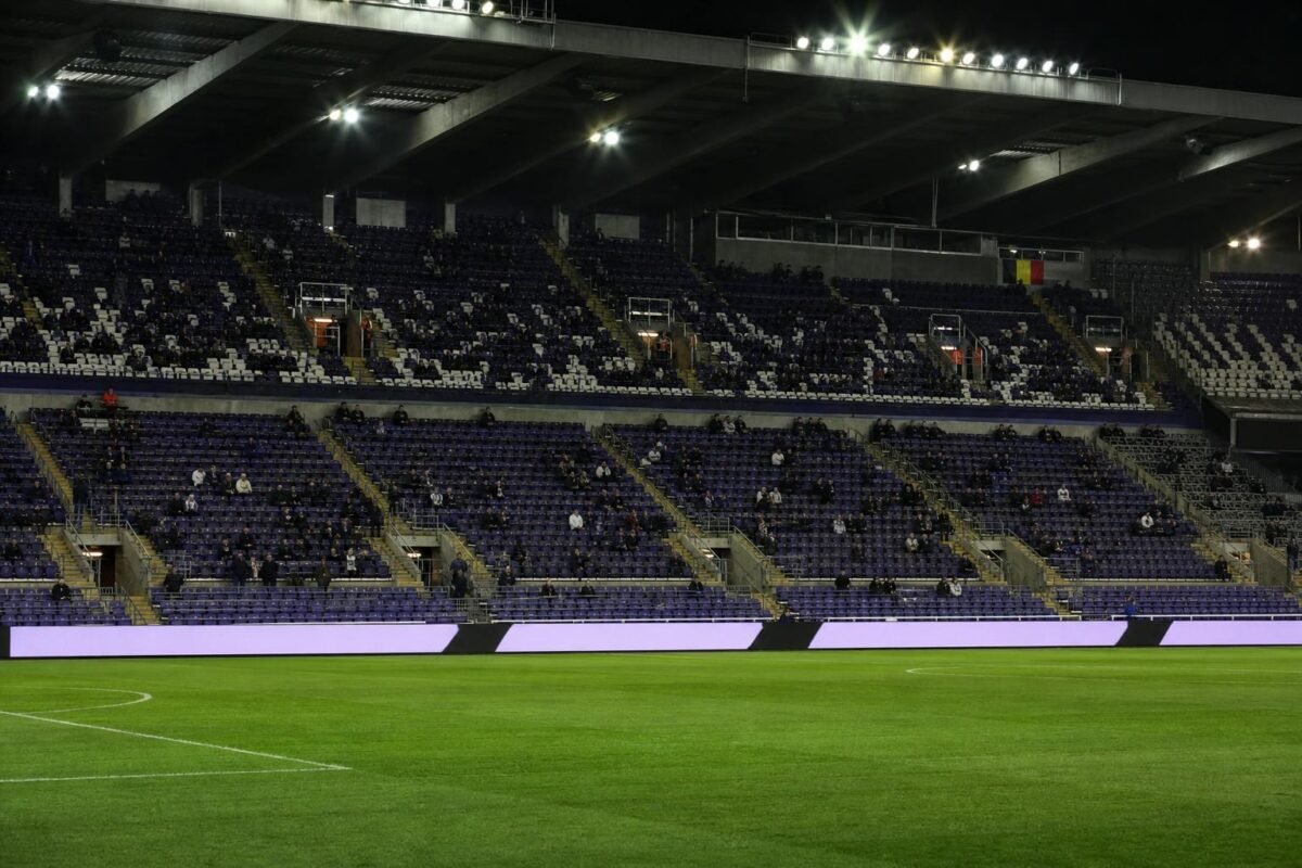 Sombere sfeer in het Lotto Park tijdens een wedstrijd van RSC Anderlecht