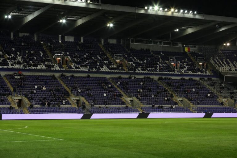Sombere sfeer in het Lotto Park tijdens een wedstrijd van RSC Anderlecht