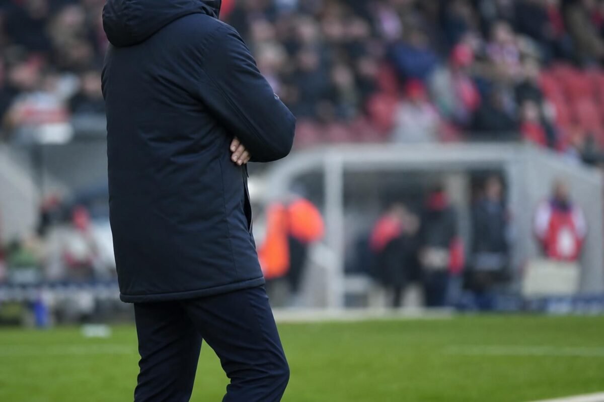 Carl Hoefkens langs de zijlijn als coach tijdens een wedstrijd