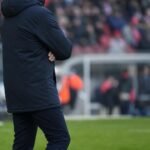 Carl Hoefkens langs de zijlijn als coach tijdens een wedstrijd