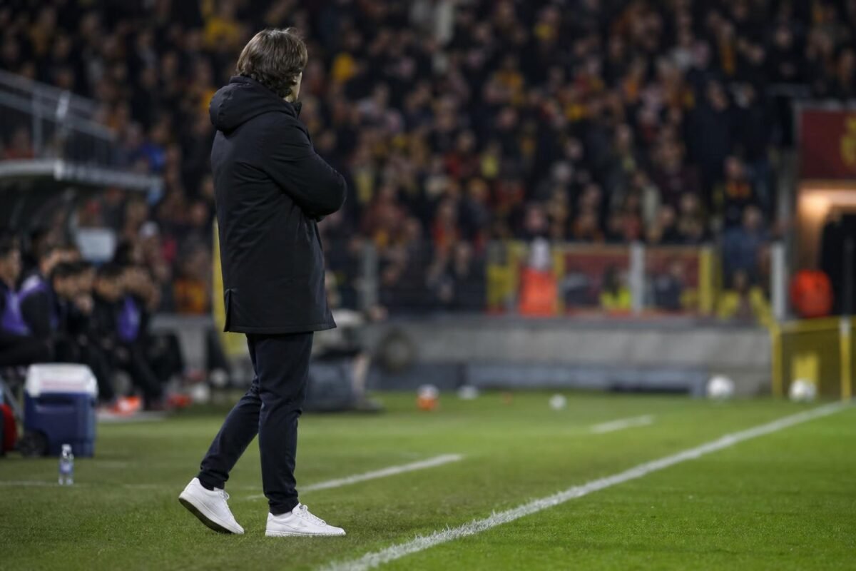 Fred Vanderbiest van KV Mechelen langs de zijlijn tijdens een wedstrijdmoment