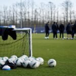 Sfeershot aan het trainingscomplex van Club Brugge met staff op de achtergrond