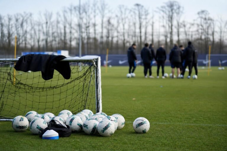 Sfeershot aan het trainingscomplex van Club Brugge met staff op de achtergrond