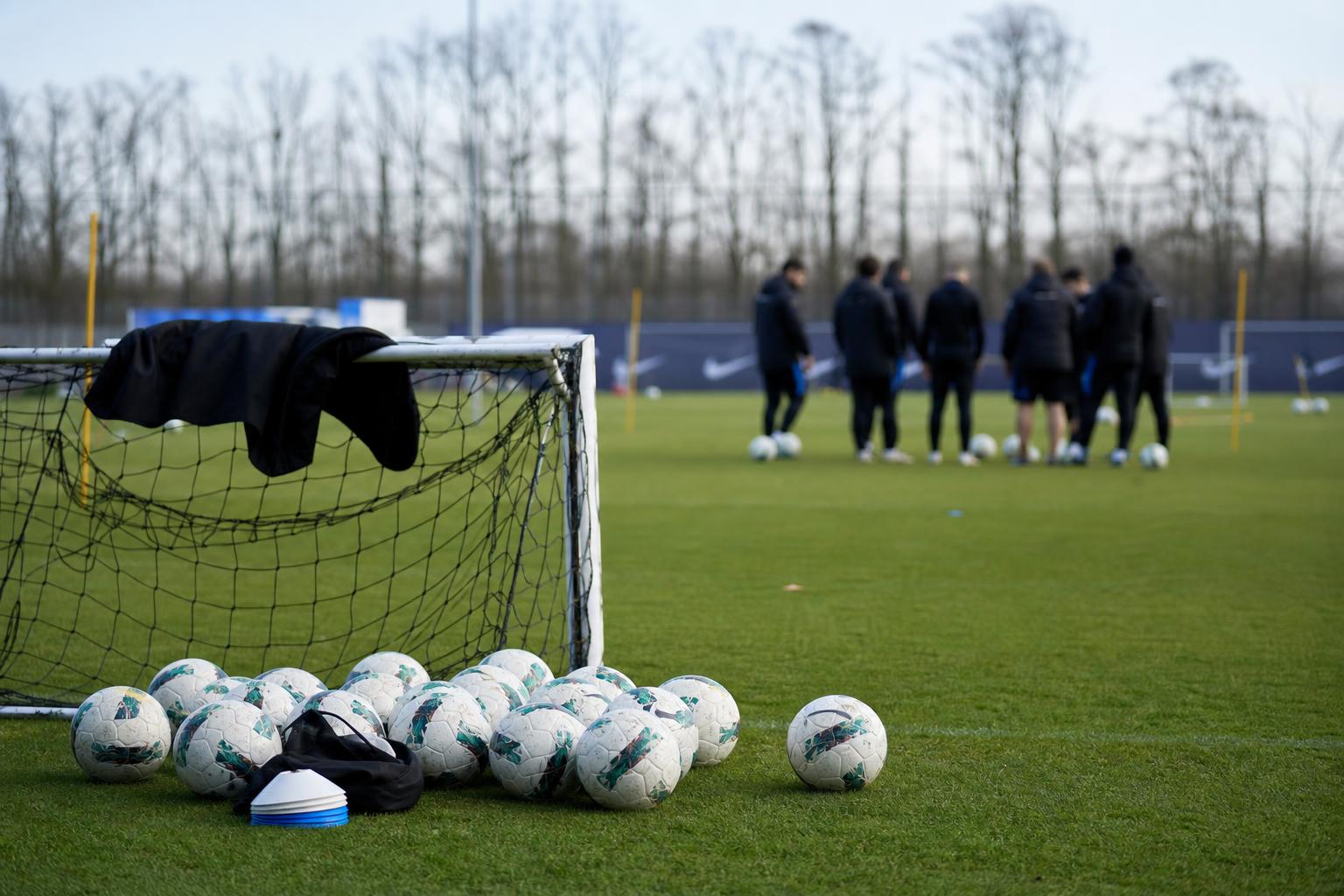Sfeershot aan het trainingscomplex van Club Brugge met staff op de achtergrond