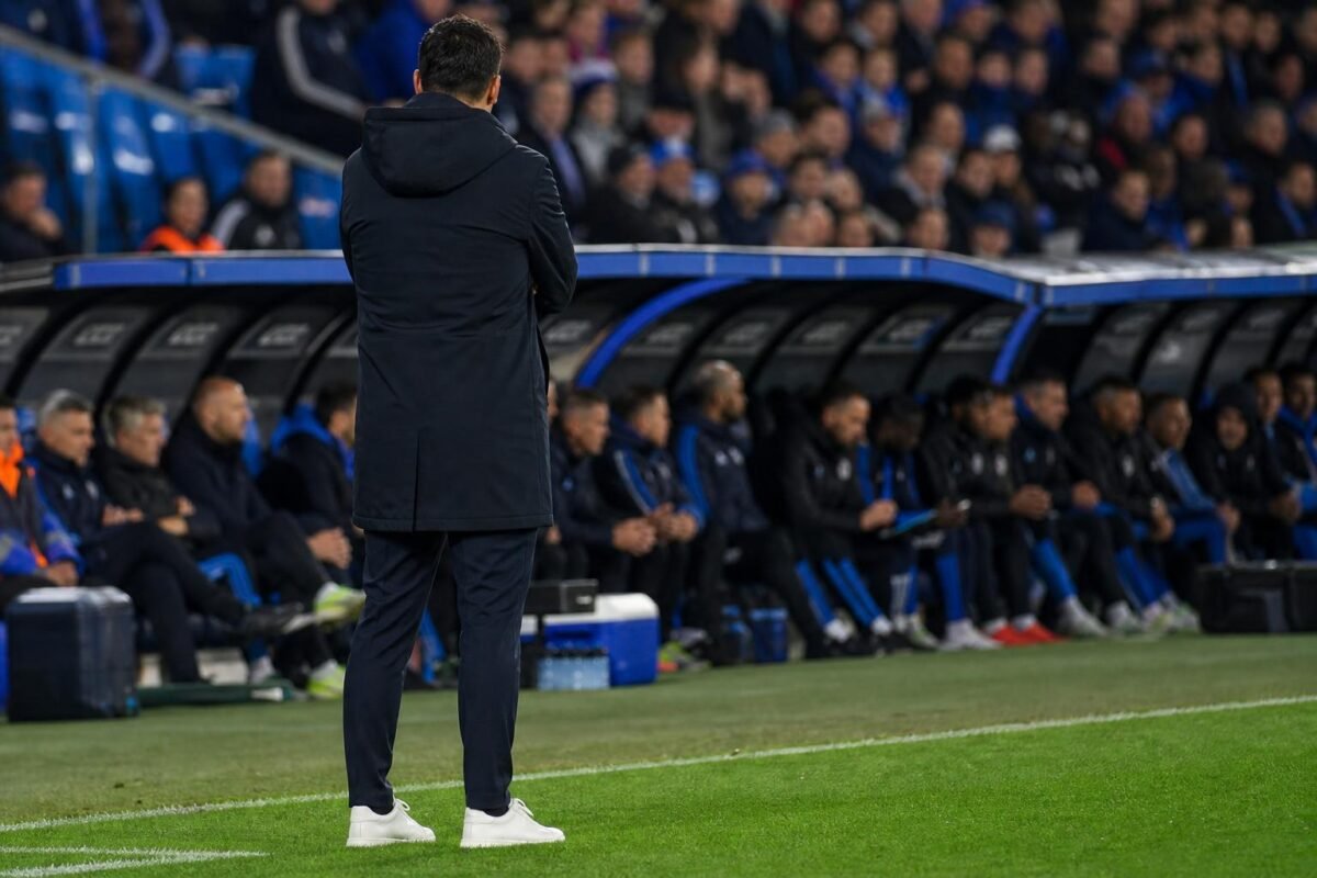 Ivan Leko langs de zijlijn bij Club Brugge tijdens een wedstrijd in het Jan Breydelstadion