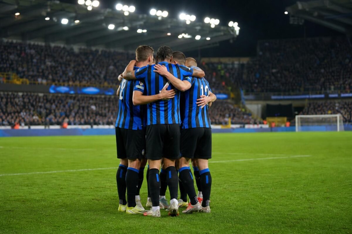 Spelers van Club Brugge vieren een doelpunt in het stadion tijdens een competitiewedstrijd.