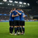 Spelers van Club Brugge vieren een doelpunt in het stadion tijdens een competitiewedstrijd.