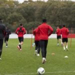 Spelers van Royal Antwerp FC op training in aanloop naar de verplaatsing naar KRC Genk