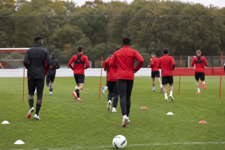 Spelers van Royal Antwerp FC op training in aanloop naar de verplaatsing naar KRC Genk