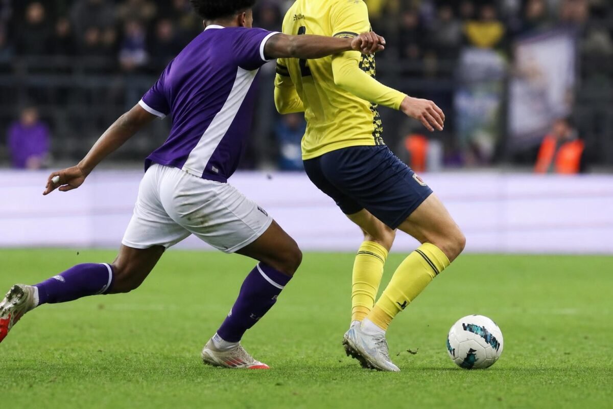 Moussa Diarra van RSC Anderlecht in een duel tijdens een wedstrijd