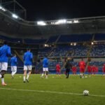 Spelers van KRC Genk en Royal Antwerp FC tijdens de opwarming voor een duel in de Europe Play-Offs