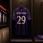 Mario Stroeykens als jonge Belgische aanvallende middenvelder in een paars getinte stadionomgeving