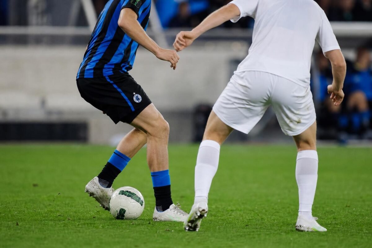 Wedstrijdbeeld van Club Brugge met Nicolo Tresoldi in actie, zonder herkenbare gezichten.