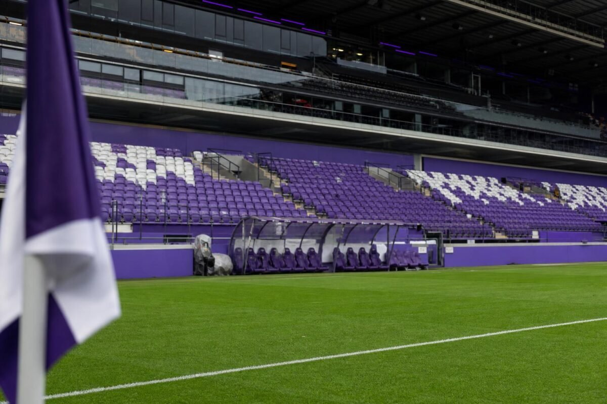 Sfeerbeeld in het Lotto Park bij RSC Anderlecht, zonder herkenbare supportersgezichten