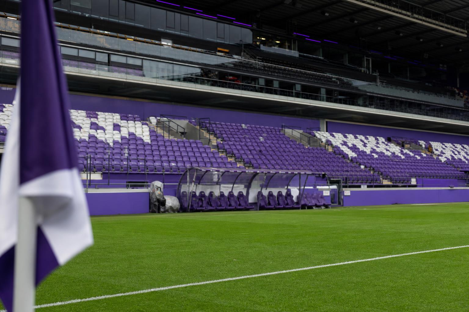 Sfeerbeeld in het Lotto Park bij RSC Anderlecht, zonder herkenbare supportersgezichten
