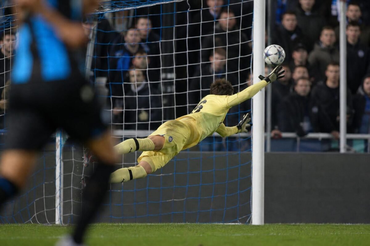 Dani van den Heuvel in actie in doel bij Club Brugge tijdens een wedstrijd
