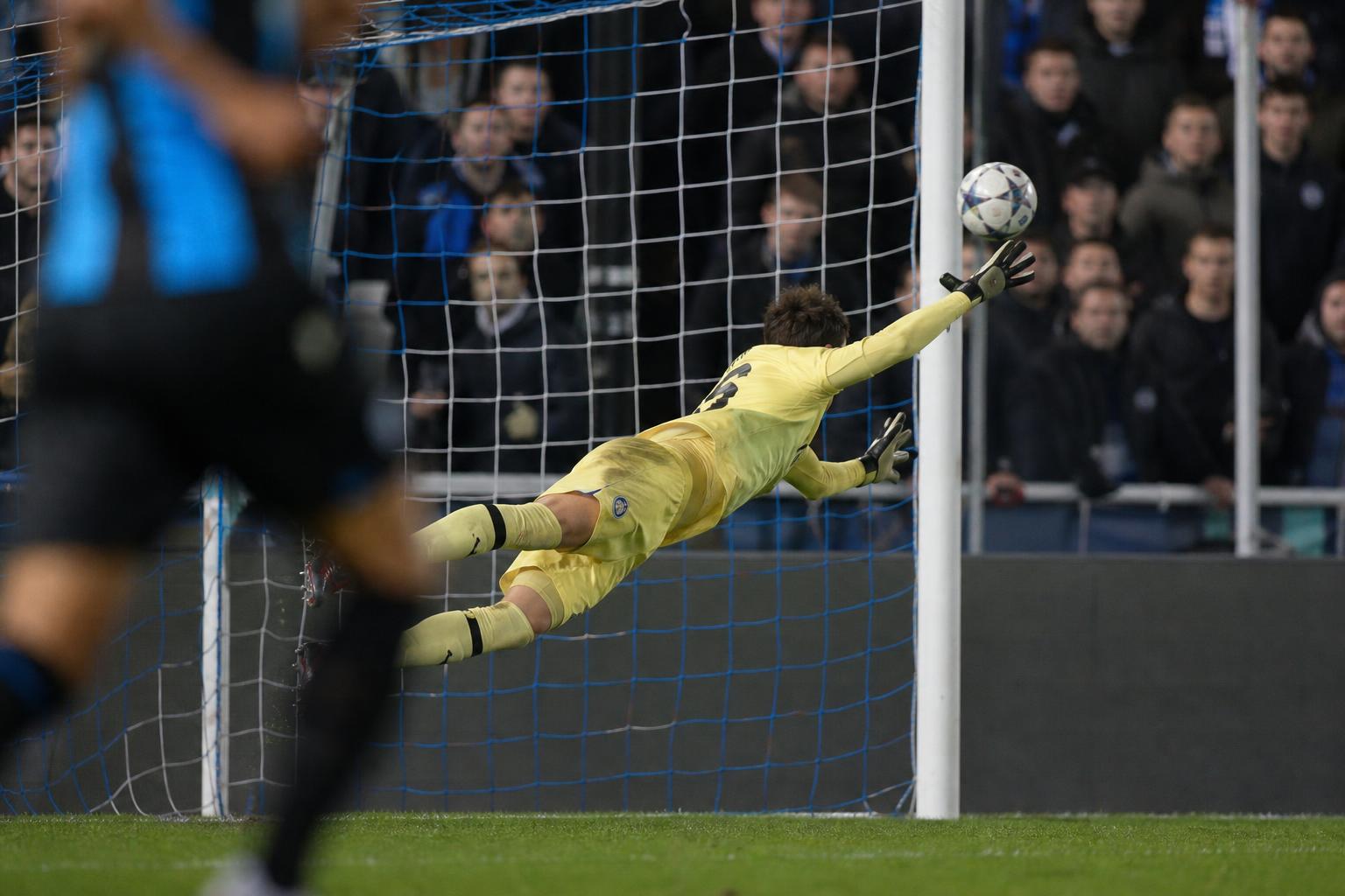 Dani van den Heuvel in actie in doel bij Club Brugge tijdens een wedstrijd