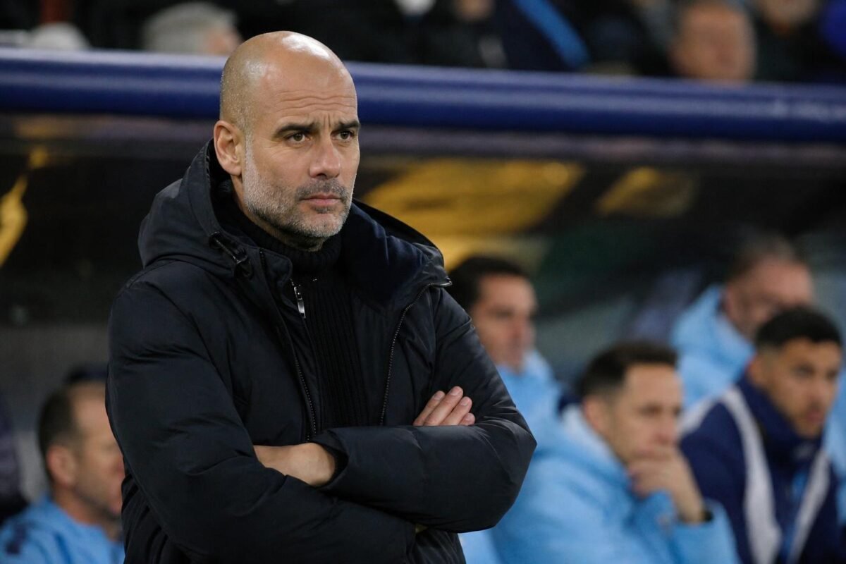Pep Guardiola langs de zijlijn tijdens een wedstrijd van Manchester City